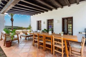 ein Esszimmer mit Tisch und Stühlen in der Unterkunft Can Blay in Santa Eulària des Riu