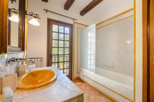 ein Badezimmer mit Waschbecken und Dusche in der Unterkunft Can Blay in Santa Eulària des Riu + 35 Fotos