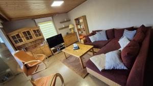 a living room with a couch and a table at Ferienhaus 265 am Zeulenrodaer Meer in Zadelsdorf