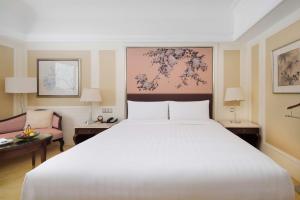 Pudong Shangri-La Shanghai - With a sweeping view of the Pearl Tower and the historic Bund skyline客房内的一张或多张床位
