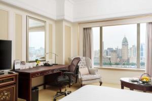 Pudong Shangri-La Shanghai - With a sweeping view of the Pearl Tower and the historic Bund skyline的电视和/或娱乐中心