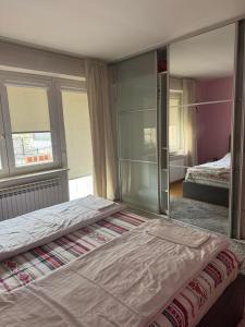 Postel nebo postele na pokoji v ubytování Ferhadija Old Town Apartments