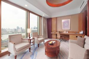 Pudong Shangri-La Shanghai - With a sweeping view of the Pearl Tower and the historic Bund skyline的休息区