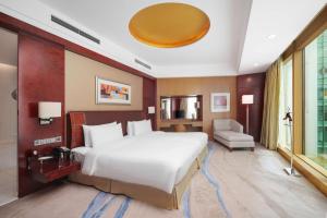 Pudong Shangri-La Shanghai - With a sweeping view of the Pearl Tower and the historic Bund skyline客房内的一张或多张床位
