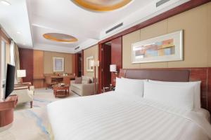 Pudong Shangri-La Shanghai - With a sweeping view of the Pearl Tower and the historic Bund skyline的电视和/或娱乐中心