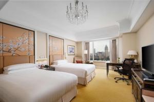 Pudong Shangri-La Shanghai - With a sweeping view of the Pearl Tower and the historic Bund skyline的电视和/或娱乐中心