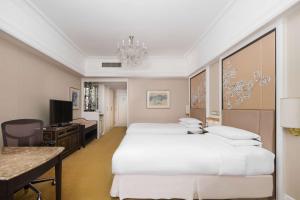 Pudong Shangri-La Shanghai - With a sweeping view of the Pearl Tower and the historic Bund skyline客房内的一张或多张床位