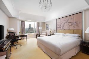 Pudong Shangri-La Shanghai - With a sweeping view of the Pearl Tower and the historic Bund skyline的电视和/或娱乐中心
