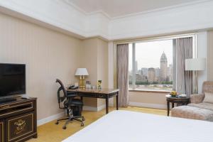 Pudong Shangri-La Shanghai - With a sweeping view of the Pearl Tower and the historic Bund skyline的电视和/或娱乐中心