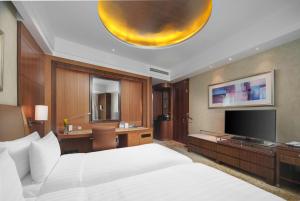 Pudong Shangri-La Shanghai - With a sweeping view of the Pearl Tower and the historic Bund skyline的电视和/或娱乐中心