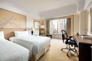Pudong Shangri-La Shanghai - With a sweeping view of the Pearl Tower and the historic Bund skyline客房内的一张或多张床位