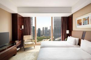 Pudong Shangri-La Shanghai - With a sweeping view of the Pearl Tower and the historic Bund skyline客房内的一张或多张床位