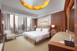 Pudong Shangri-La Shanghai - With a sweeping view of the Pearl Tower and the historic Bund skyline客房内的一张或多张床位
