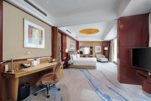 Pudong Shangri-La Shanghai - With a sweeping view of the Pearl Tower and the historic Bund skyline的电视和/或娱乐中心