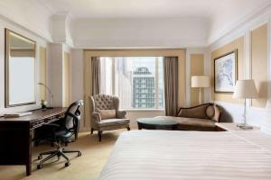 Pudong Shangri-La Shanghai - With a sweeping view of the Pearl Tower and the historic Bund skyline客房内的一张或多张床位