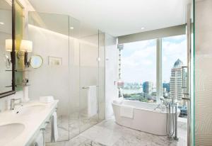 Pudong Shangri-La Shanghai - With a sweeping view of the Pearl Tower and the historic Bund skyline的一间浴室