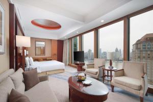 Pudong Shangri-La Shanghai - With a sweeping view of the Pearl Tower and the historic Bund skyline的电视和/或娱乐中心