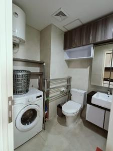 Ένα μπάνιο στο Cozy Suite 12a21 Apartment Cikarang