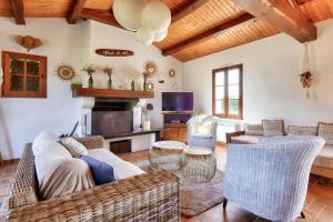 ノワールムーティエにあるVilla pour 10 avec piscine et jardinのソファと椅子のあるリビングルーム