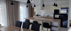 una cucina con tavolo e sedie in legno di Family House a Mlynský Sek