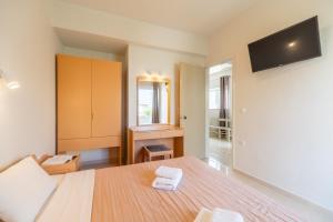 Televízia a/alebo spoločenská miestnosť v ubytovaní Rhoe Seaside Apartments
