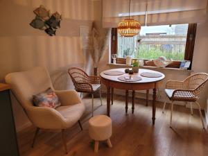 a living room with a table and chairs and a window at Kellifornia in Kellenhusen