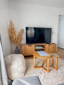 a living room with a tv and a coffee table at Bayside Bungalow in Frankston +24 photos