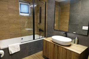 Et badeværelse på Adorable Holiday Apartment + 21 billeder