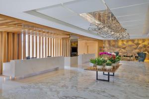 Area lobi atau resepsionis di DoubleTree by Hilton Dubai Jumeirah Beach