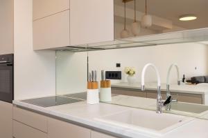 Kuchyňa alebo kuchynka v ubytovaní Seaside Luxury Apartment Tanita + 25 fotografií