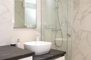 Kúpeľňa v ubytovaní Seaside Luxury Apartment Tanita
