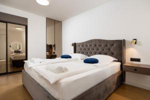 Posteľ alebo postele v izbe v ubytovaní Seaside Luxury Apartment Tanita