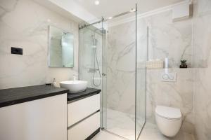 Kúpeľňa v ubytovaní Seaside Luxury Apartment Tanita