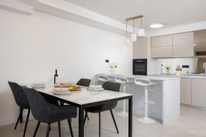 Kuchyňa alebo kuchynka v ubytovaní Seaside Luxury Apartment Tanita