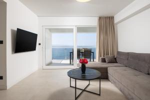 Televízia a/alebo spoločenská miestnosť v ubytovaní Seaside Luxury Apartment Tanita