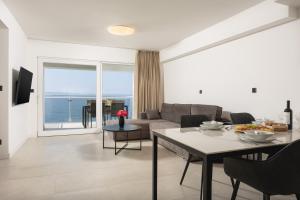 Televízia a/alebo spoločenská miestnosť v ubytovaní Seaside Luxury Apartment Tanita