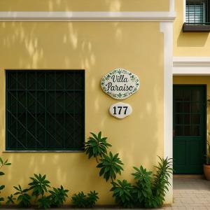 Um certificado, prêmio, placa ou outro documento exibido em Villa Paraíso