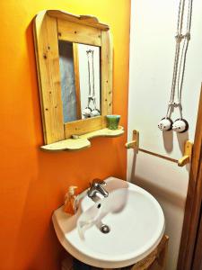 A bathroom at Case Rurali Pentedattilo