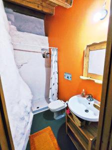 A bathroom at Case Rurali Pentedattilo