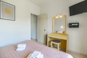 Posteľ alebo postele v izbe v ubytovaní Rhoe Seaside Apartments