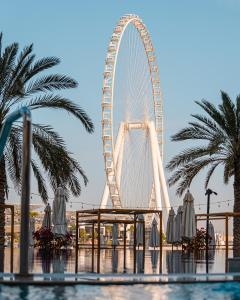 Kolam renang di atau di dekat DoubleTree by Hilton Dubai Jumeirah Beach