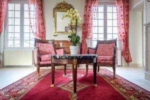 a living room with a table and two chairs at Maison Studios & Appartements Les 4 Vents in Luc-sur-Mer