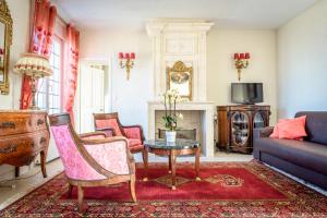 a living room with a couch and a table at Maison Studios & Appartements Les 4 Vents in Luc-sur-Mer
