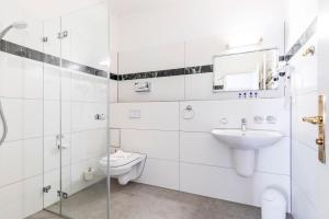Koupelna v ubytování Hotel Stranddistel Rügen + 37 fotografií