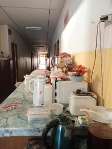 um balcão de cozinha com um monte de electrodomésticos em Suksabai Hotel Phuket em Cidade Phuket