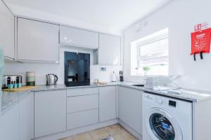 Hough GreenにあるBeautiful 3Bed Home In Chester, Games Room, Smart TV, Long Term Discの白いキッチン(洗濯機付)