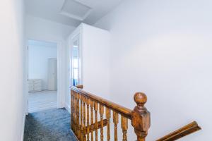 Hough GreenにあるBeautiful 3Bed Home In Chester, Games Room, Smart TV, Long Term Discの室内の階段(木製の手すり付)