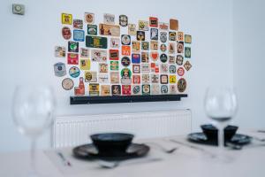 Hough GreenにあるBeautiful 3Bed Home In Chester, Games Room, Smart TV, Long Term Discのガラス二枚付テーブル