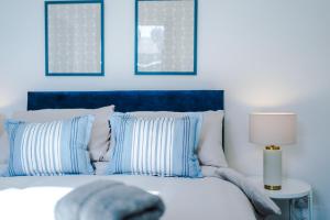 Hough GreenにあるBeautiful 3Bed Home In Chester, Games Room, Smart TV, Long Term Discの青いベッドルーム(青と白の枕が付いたベッド付) +94枚の写真