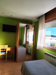 TV a/nebo společenská místnost v ubytování HOSTAL DON JAVIER